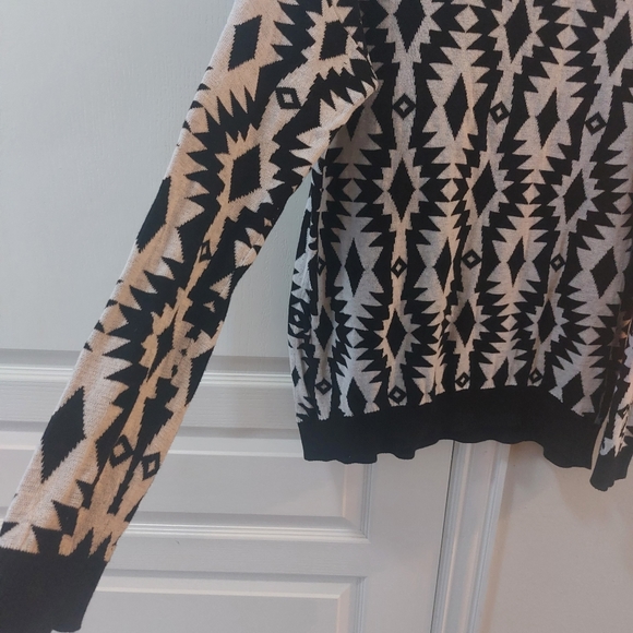 Forever 21 Black and White Longsleeve Pullover Sweater Size Large. - Picture 6 of 10